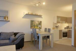 een woonkamer met een tafel en een bank bij Apartment 411 in Hohegeiß