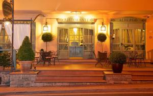 Um restaurante ou outro lugar para comer em Albergo La Fontanella