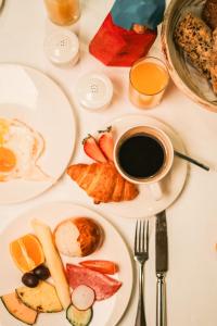 un tavolo con piatti di cibo e una tazza di caffè di Hotel Glemmtalerhof a Saalbach Hinterglemm