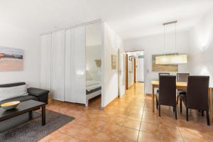 Una sala de estar y un comedor con mesa y sillas. en Grömitz-Center Whg 209, en Grömitz