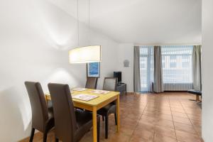 Un comedor con mesa y sillas en Grömitz-Center Whg 209, en Grömitz