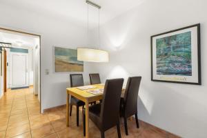 Un comedor con mesa y sillas en Grömitz-Center Whg 209, en Grömitz