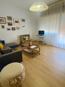 アルカデにあるCasa MariCarmen Ría de Vigoのソファとテーブルのあるリビングルーム