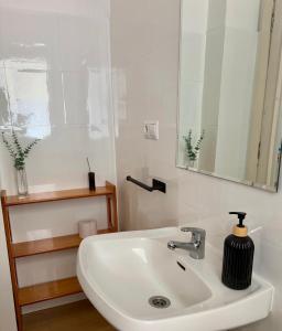 アルカデにあるCasa MariCarmen Ría de Vigoの洗面台と鏡のある白いバスルーム