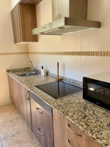 アルカデにあるCasa MariCarmen Ría de Vigoのシンクと電子レンジ付きのキッチン +20枚の写真
