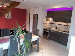 een keuken met een tafel en een eetkamer bij Le centre historique au calme in Dinan +15 foto's