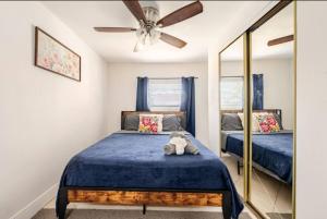 Ένα ή περισσότερα κρεβάτια σε δωμάτιο στο Beautiful home in West Palm 5 min to Airport