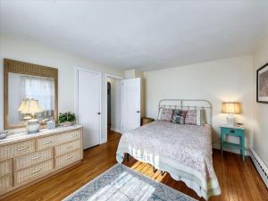 una camera da letto con un letto e una finestra di The White House by Leavetown Vacations a Wrightsville