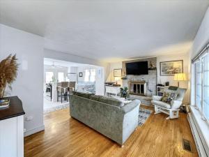 un soggiorno con divano e camino di The White House by Leavetown Vacations a Wrightsville