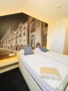 a bed in a room with a painting on the wall at Villa Rossio in Aveiro