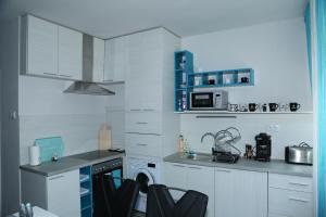 A kitchen or kitchenette at Szofi Apartman
