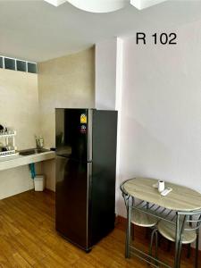 Kuchyň nebo kuchyňský kout v ubytování CHEERDUCK Pattaya R-2