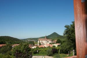 A general mountain view or a mountain view taken from a panziókat