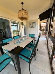a dining room with a table and chairs at Морски Бриз in Lozenets