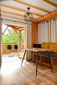 une salle à manger avec une table et un balcon dans l'établissement Camping la Croix du Sud, à Saint-Tropez