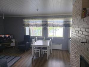 Ruang duduk di Arctic Lake Aurora house,Sevettijärvi +10 gambar