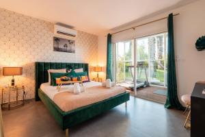 Un dormitorio con una cama grande y una ventana grande. en Villa Summer Wind, en Le Grau d'Agde 44 fotos más