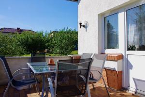 Ferienhaus "Urlaub in Mecklenburg" في Grabowhöfe: طاولة زجاجية وكراسي على الفناء