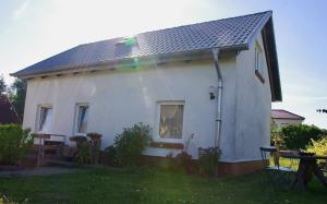 Ferienhaus "Urlaub in Mecklenburg" في Grabowhöfe: بيت أبيض بسقف أسود