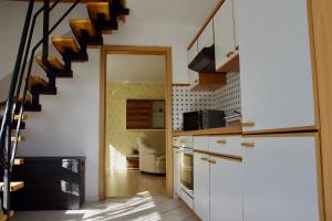 Ferienhaus "Urlaub in Mecklenburg" في Grabowhöfe: مطبخ به درج وثلاجة بيضاء +13 صورة