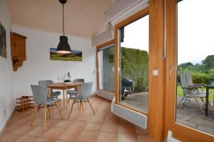 comedor con mesa y sillas y patio en Haus Bergliebe, en Prien am Chiemsee