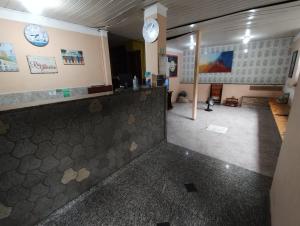 a room with a bar with a tile counter at Quartos individuais na saída do metrô estação Glória in Rio de Janeiro