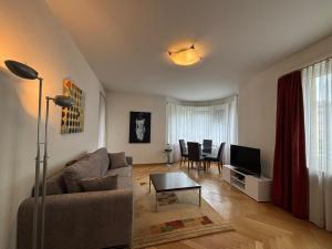 Μια τηλεόραση ή/και κέντρο ψυχαγωγίας στο Spacious 1BR near Lake and Opera - Mill 3 11