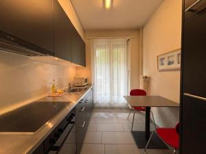 Η κουζίνα ή μικρή κουζίνα στο Spacious 1BR near Lake and Opera - Mill 3 11