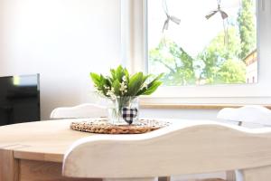 a table with a vase of flowers on a table at Ferienwohnung Lischka in Lübbenau