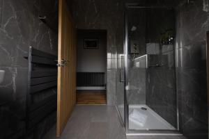 Koupelna v ubytování Luxury Seaview Cottage by Fairy Pools 2 + 51 fotografií
