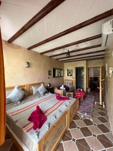 una camera da letto con un letto grande in una stanza di Riad Atlas Garden a Imlil