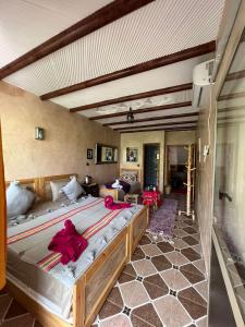 una grande camera da letto con un grande letto in una stanza di Riad Atlas Garden a Imlil