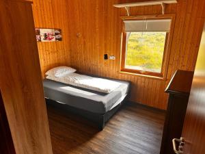 Postel nebo postele na pokoji v ubytování Lakeside Lodge at Sindrastaðir, Lækjamót