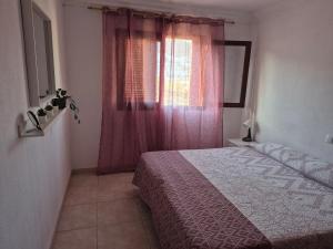 un dormitorio con una cama y una ventana en Montaña Clara Luxholidays, en Puerto Rico de Gran Canaria
