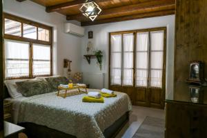 En eller flere senge i et værelse på White Memories boutique home