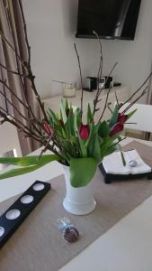 a vase with flowers in it on a table at Reethaus "Calappa" in Zierow