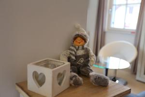 a teddy bear sitting on a table next to a box at Reethaus "Calappa" in Zierow +19 photos