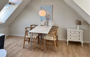 グドイェムにあるAmazing Apartment In Gudhjem With Wifiのテーブルと椅子のあるダイニングルーム