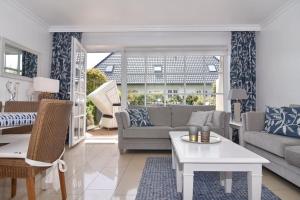 un salon avec un canapé et une table dans l'établissement Terpstich 136, à Morsum