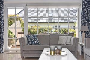 un salon avec un canapé et une grande fenêtre dans l'établissement Terpstich 136, à Morsum