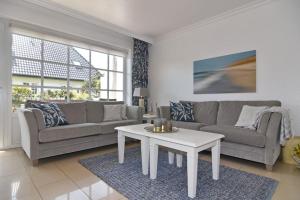 un salon avec un canapé et une table basse dans l'établissement Terpstich 136, à Morsum