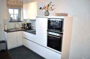 Η κουζίνα ή μικρή κουζίνα στο Residenz Ostseestrand Ferienwohnung Nr 21 Meerblick