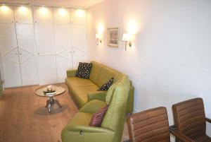 沙博伊茨Residenz Ostseestrand Ferienwohnung Nr 08的客厅里有一张沙发和一张桌子。