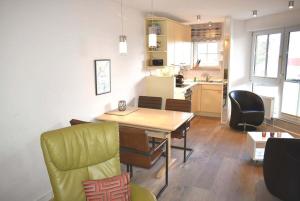 沙博伊茨Residenz Ostseestrand Ferienwohnung Nr 08的一间带桌椅的客厅和一间厨房