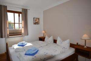 Postel nebo postele na pokoji v ubytování Ferienresidenz Chiemseestrand - Apartment 24