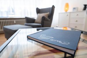 - une table basse en verre dans le salon avec un canapé dans l'établissement Grömitz-Center Whg 431, à Grömitz