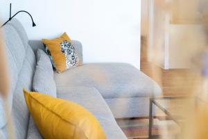 un salon avec un canapé et une table en verre dans l'établissement Grömitz-Center Whg 431, à Grömitz