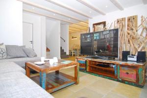 un salon avec un canapé et une télévision dans l'établissement Lokkich Hüs, à Westerland