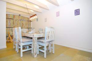 une salle à manger avec une table et des chaises en bois dans l'établissement Lokkich Hüs, à Westerland