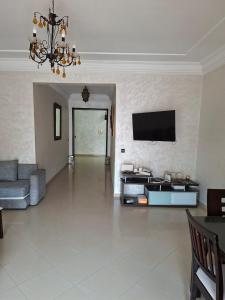 Televisyen dan/atau pusat hiburan di Appartement vu sur Mer